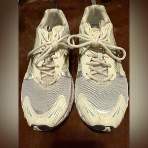 Mizuno Sportstyle Wave Rider